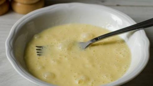 деревенский омлет с лисичками и луком