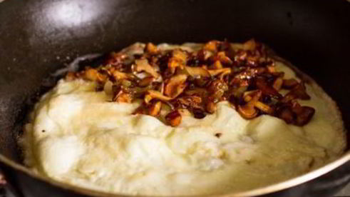 деревенский омлет с лисичками и луком