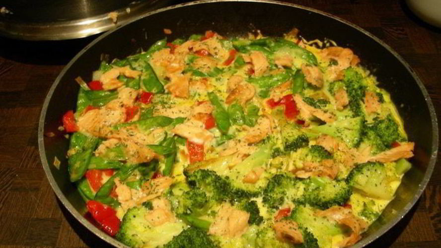 Рецепт фриттата с брокколи и копченым лососем