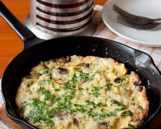 Фриттата с грибами, цуккини и голубым сыром