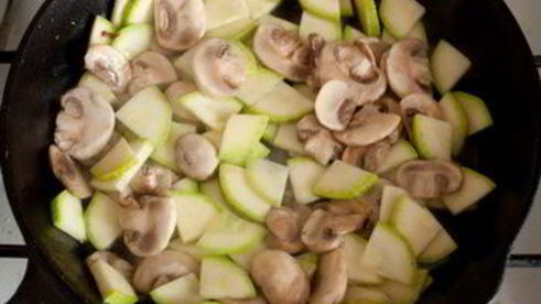 фриттата с грибами, цуккини и голубым сыром