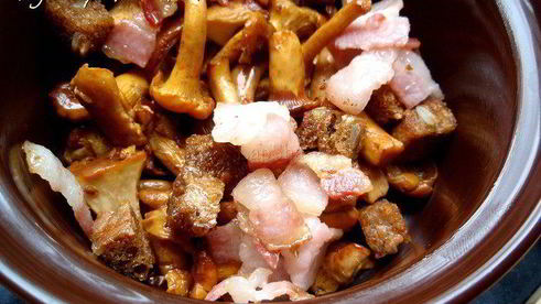 фриттата с лисичками и беконом