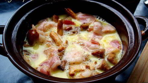 фриттата с лисичками и беконом