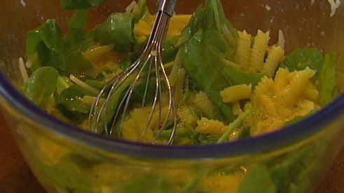 фриттата с макаронами и шпинатом