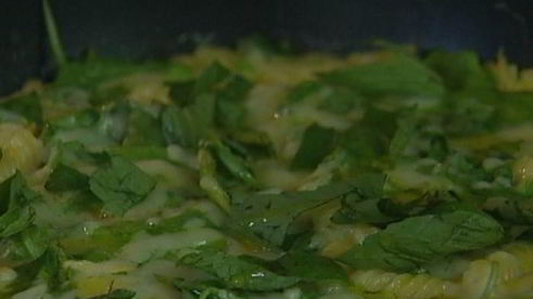 фриттата с макаронами и шпинатом