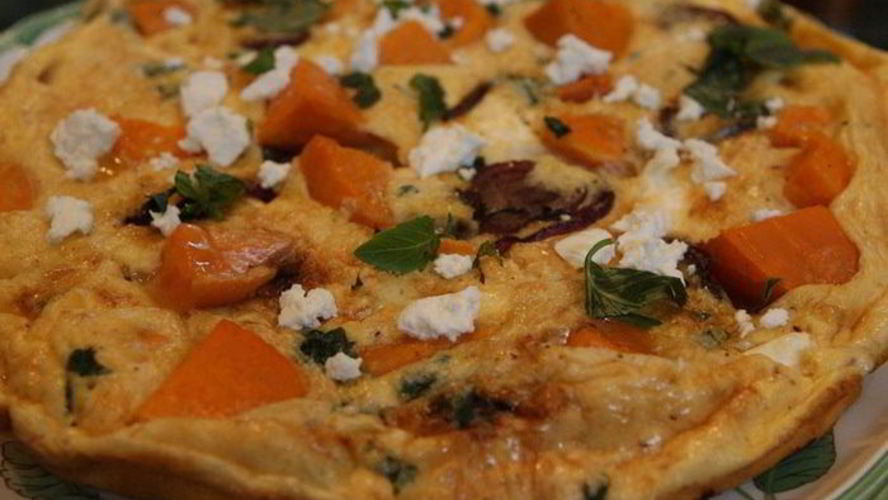 Рецепт фриттата с пармезаном, бататом и красным луком