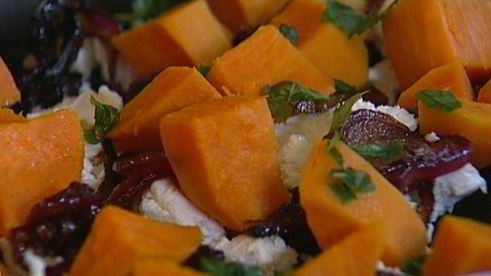 фриттата с пармезаном, бататом и красным луком