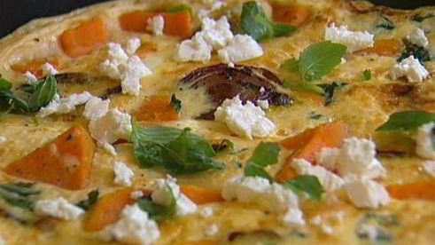 фриттата с пармезаном, бататом и красным луком