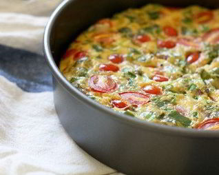 Фриттата с пореем, томатами и козьим сыром