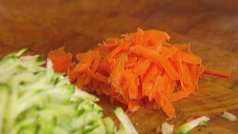 фриттата с цукини, морковью и помидором