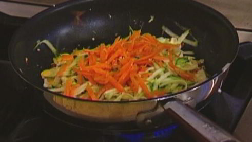 фриттата с цукини, морковью и помидором