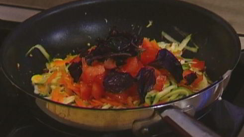 фриттата с цукини, морковью и помидором