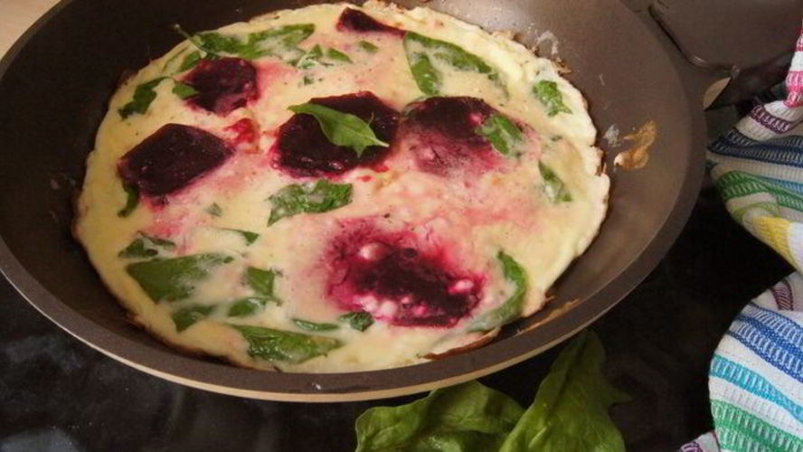 Рецепт фриттата со свеклой и шпинатом креативный завтрак
