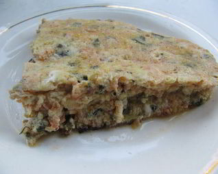 Красный омлет с зеленым луком и шпинатом