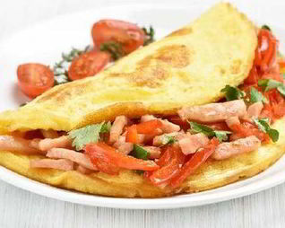 Нежный омлет с ветчиной и помидорами