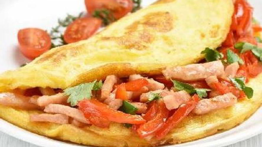 Рецепт нежный омлет с ветчиной и помидорами