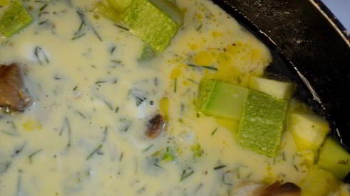 омлет на сметане с шампиньонами и кабачками