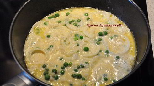 омлет с картофелем и зеленым горошком