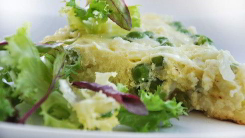 омлет с картофелем и зеленым горошком