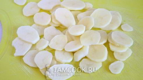 омлет с картошкой на сковороде