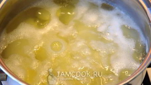 омлет с картошкой на сковороде