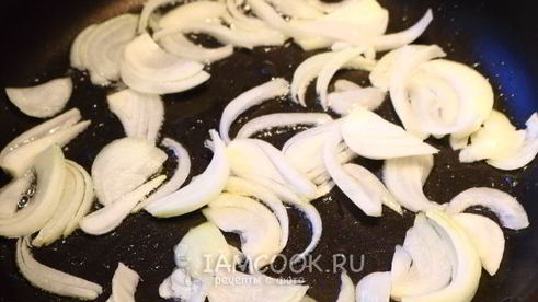 омлет с картошкой на сковороде