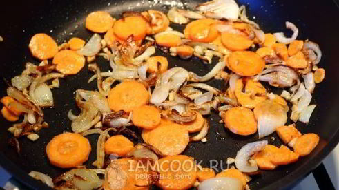 омлет с картошкой на сковороде