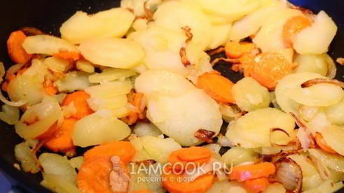 омлет с картошкой на сковороде