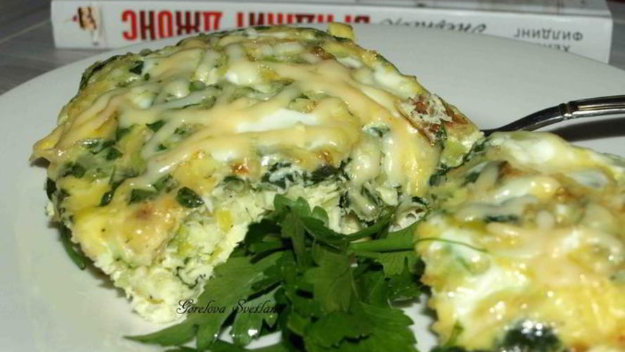 Рецепт омлет с луком-пореем, шпинатом и сыром
