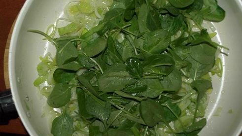 омлет с луком-пореем, шпинатом и сыром