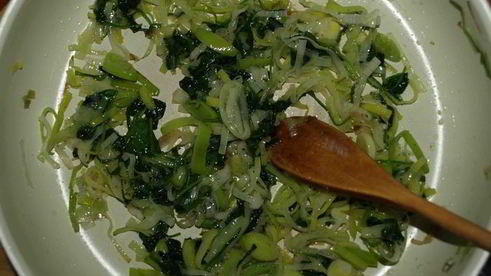 омлет с луком-пореем, шпинатом и сыром