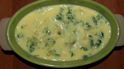 омлет с луком-пореем, шпинатом и сыром