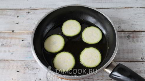 омлет с обжаренными кабачками