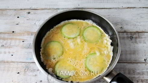 омлет с обжаренными кабачками