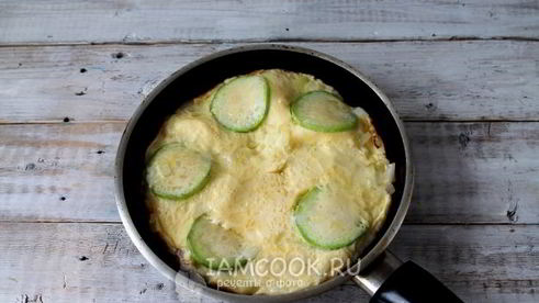 омлет с обжаренными кабачками