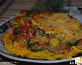 Омлет с овощами и курицей