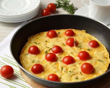 Омлет с сыром и помидорами черри