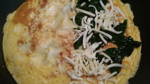 омлет со шпинатом и сыром