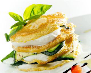 Пирамида из омлета и моцареллы