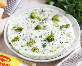 Питательный омлет на пару с брокколи и свежей зеленью