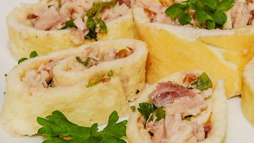 Рецепт рулетики из омлета с курицей аппетитные