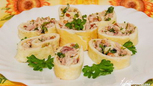 рулетики из омлета с курицей аппетитные