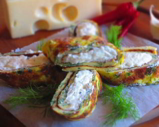 Рулетики из омлета с творожно-сырной начинкой