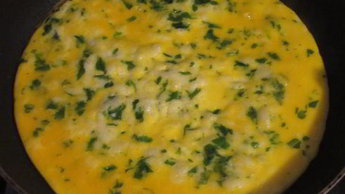 рулетики из омлета с творожно-сырной начинкой