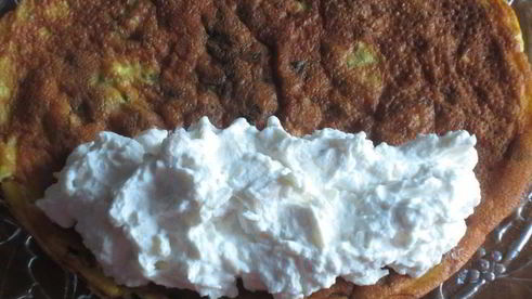 рулетики из омлета с творожно-сырной начинкой