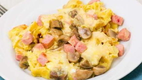 Рецепт Сытный омлет с грибами и ветчиной