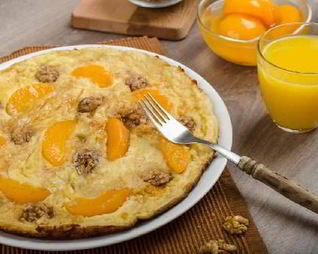 Воздушный омлет с персиками, орехами и имбирем