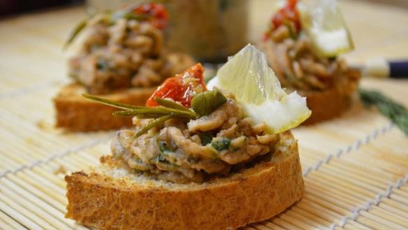 Рецепт Фасолевый паштет с вялеными томатами и каперсами