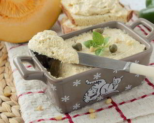 Паштет из куриной грудки с тыквой и кедровыми орешками