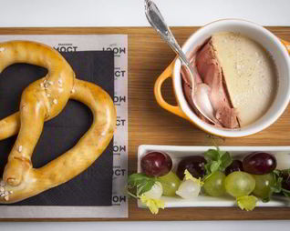 Паштет из куриной печени с брецелем и маринованным виноградом